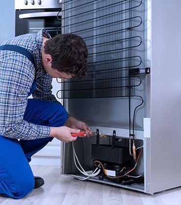 Cape Fridge Care technician with satisfied Cape Town homeowner Cape Fridge Care technician with satisfied Cape Town homeowner